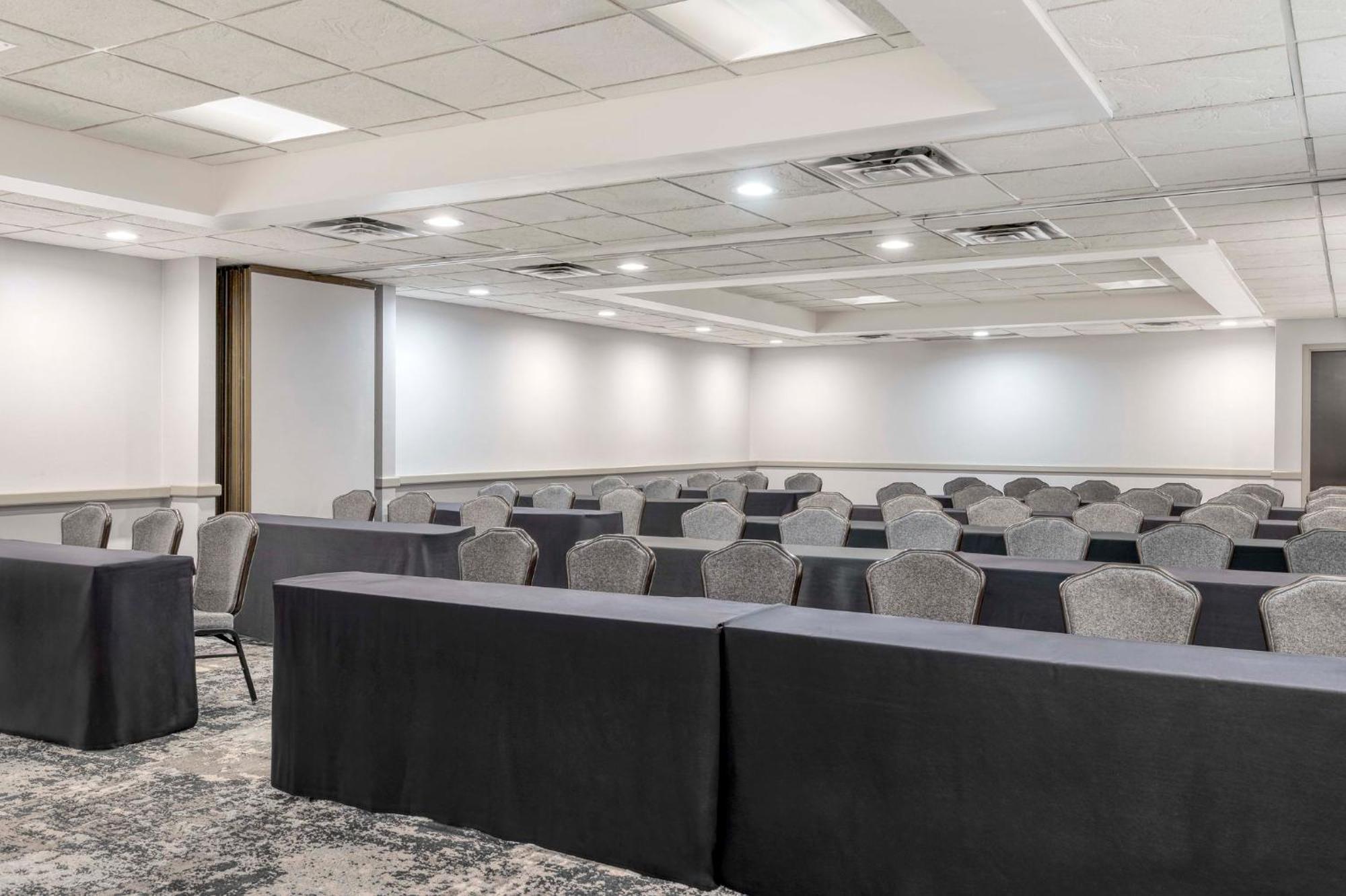 Crowne Plaza Indianapolis-Airport By Ihg Hotel Екстериор снимка