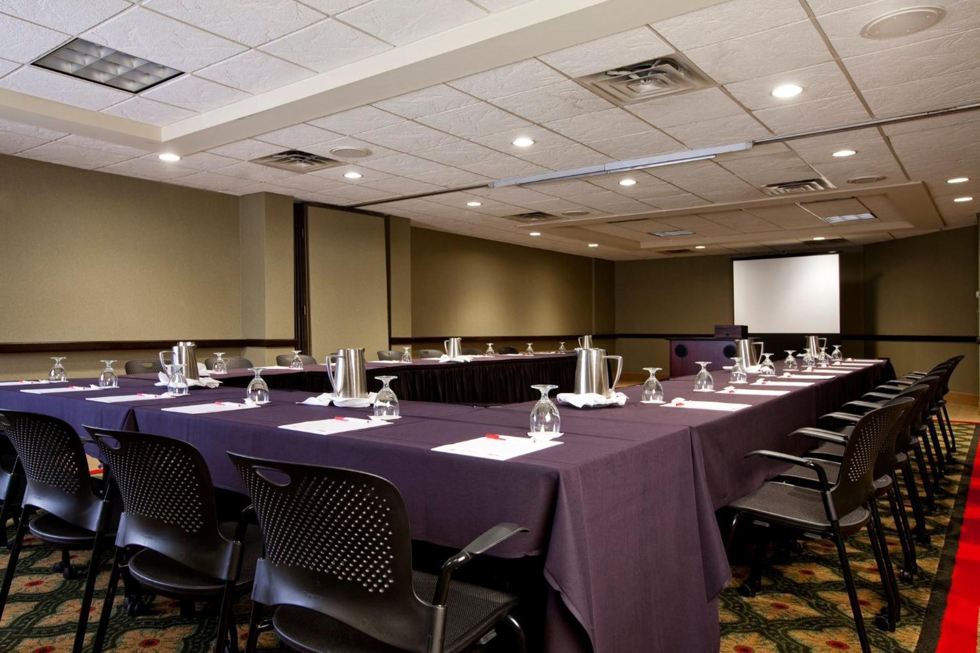 Crowne Plaza Indianapolis-Airport By Ihg Hotel Екстериор снимка